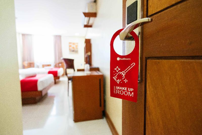 Reddoorz Plus Near Vito Cruz Manila Exterior photo